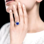 Leon Megé Montpassier™ three-stone ring featuring a vibrant blue sapphire and diamonds r7859